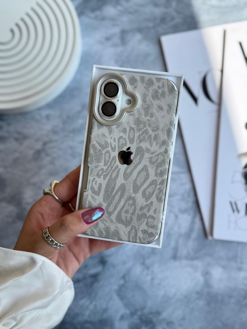 جراب Flex Luxe Leopards بملمس الجلد لهاتف آيفون